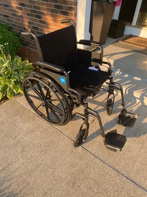 Silla de ruedas,Medline plegable, asiento 20"  Foto 1 de 4