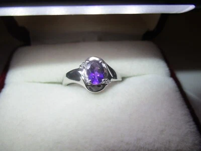 Ametista corte oval ouro 10k 0,76 ct com 2 lascas de diamante tamanho 7 - Imagem 1 de 4