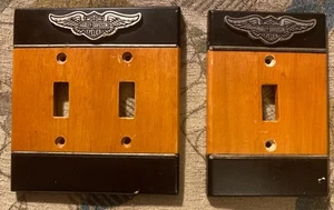 2 INTERRUPTOR DE LUZ DOBLE E INDIVIDUAL HARLEY DAVIDSON PLACA DE PARED MADERA MANCHADA GRANO - Imagen 1 de 12
