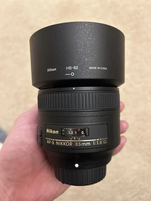 Lente Nikon Nikkor AF-S 85mm f1.8 G con capucha, tapas y bolsa con fotos de muestra Foto 1 de 4