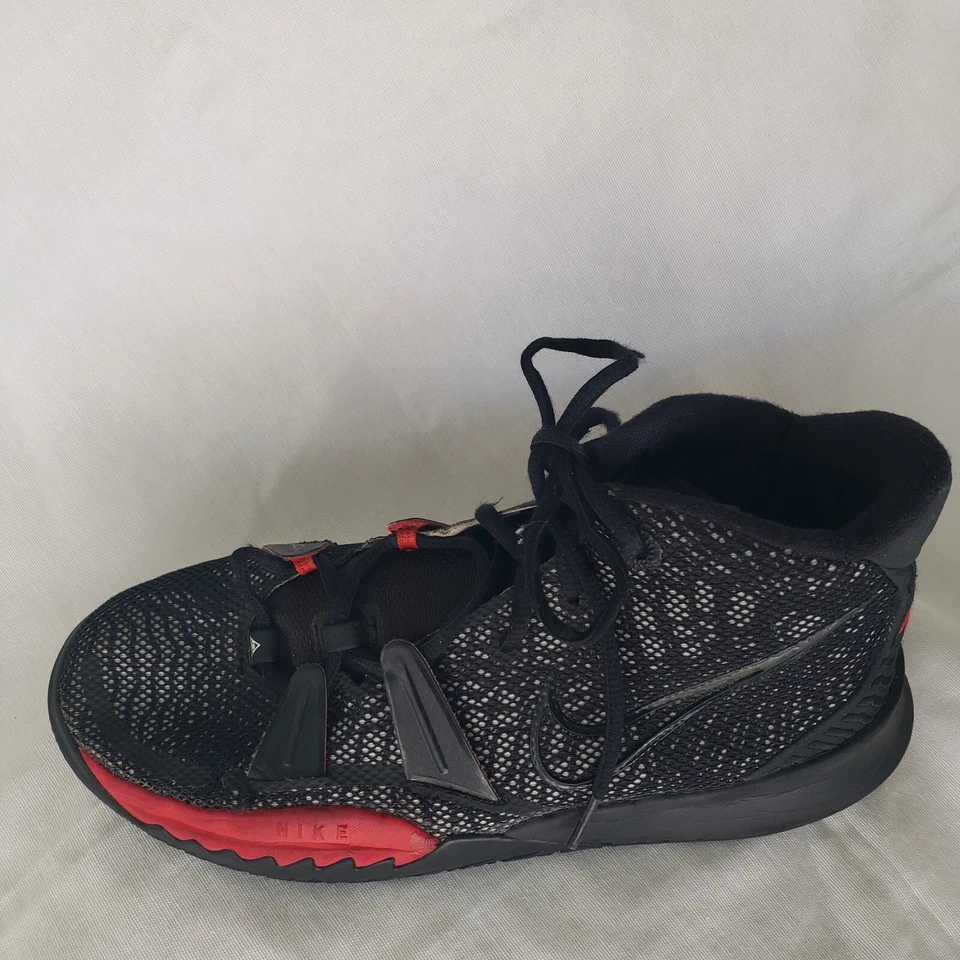 Nike Kyrie Kids баскетбол обувь CT4080-005 молодежи размер 6,5 черный красный сетки  - Изображение 1 из 1