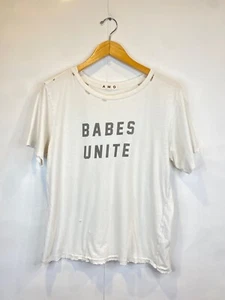 T-shirt AMO Denim Babes Unite Crop vintage bianca invecchiata indossata taglia small - Foto 1 di 5