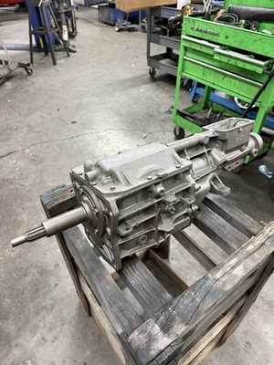 Ford Mustang V8 T5 reconstruido 82-93 clase mundial Foto 1 de 4