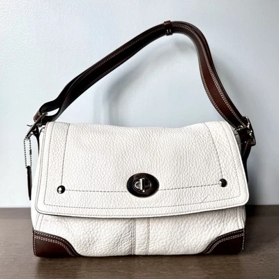 Bolso de hombro Coach Hamilton con solapa - F13957 - cuero granulado blanco marfil Foto 1 de 4
