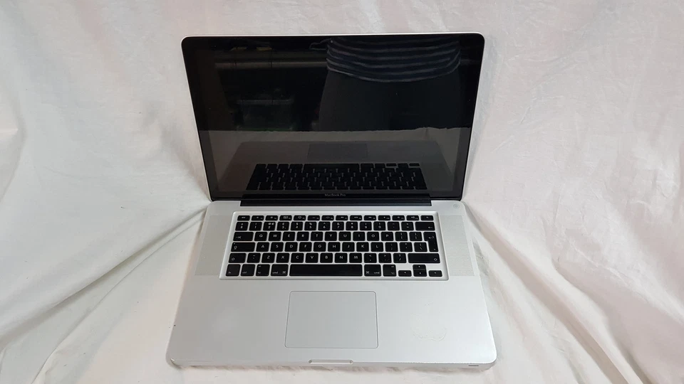 Apple MacBook Pro 15" Laptop 2.53 Ghz Intel Core 2 Duo 4GB 120GB SSD OSX - Image 1 of 4