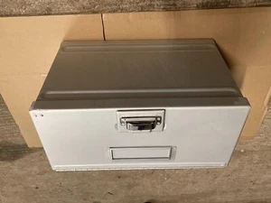 UNIVERSAL STAUBOX AUFBEWAHRUNGSBOX TRANSPORTBOX ALU KLAPPE NACH VORNE GEBRAUCHT  - Bild 1 von 10