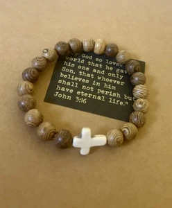 Sandelholz Unisex Stretch Armband, weißes Howlith Kreuz, christlicher Schmuck - Bild 1 von 11