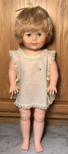 Bambola Eugene Lorrie 1964 vintage con prendisole giallo cammina 22" - Foto 1 di 11