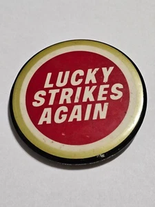 Vintage Lucky Strikes Again 2 1/2" Pinback Zigarette Tabak Sammlerstück - Bild 1 von 2