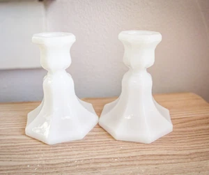 Par de velas cónicas vintage de vidrio de leche blanco ancla en cuclillas - Imagen 1 de 5
