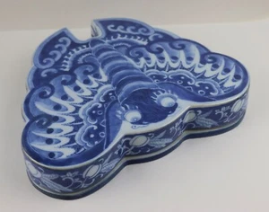Chinese 19- early 20 c. handpanted blue & white moth butterfly box Qianlong mark - Picture 1 of 13