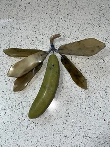 Vintage geschnitzte jadegrüne Banane mit beweglichen Blättern siehe Bilder (ein Blatt Reparatur) - Bild 1 von 13