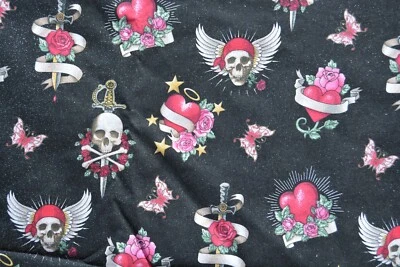 1 yd HALLOWEEN Tela Gótica Calaveras Corazones Dagas Negro Fondo Brillante Foto 1 de 2