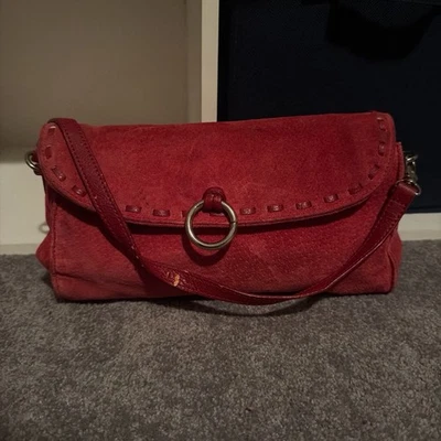 Cartera de hombro Christopher & Banks de cuero rojo gamuza cierre a presión Foto 1 de 4