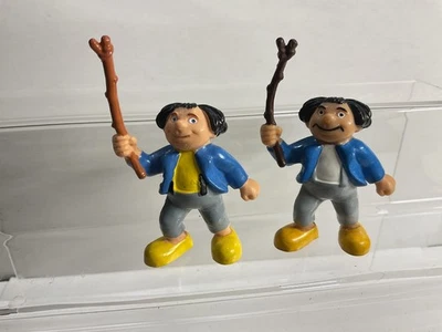 Max und Moritz Bully 2 x PVC Figur Max: Angel hell + dunkel (Hemd gelb/weiss) - Bild 1 von 3