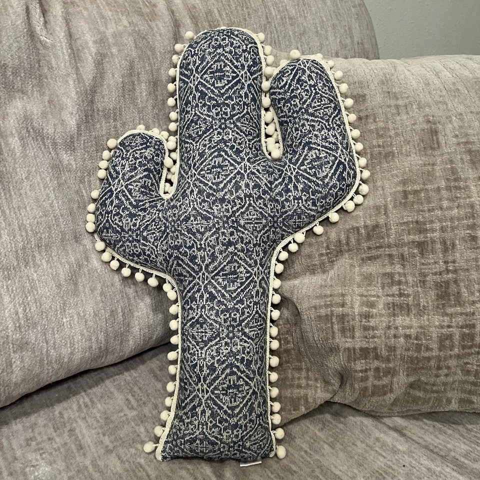 Almohada en forma de cactus de Prickly Pear Lane. Foto 1 de 4