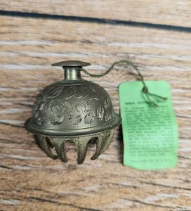 Campana de garra de elefante de latón Sarna 1949 vintage grabada patrón de hojas florales India  - Imagen 1 de 7