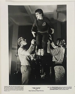 1987 THE GATE Original B&W Production Photo Friends Levitate Glen Stephen Dorff - Picture 1 of 1