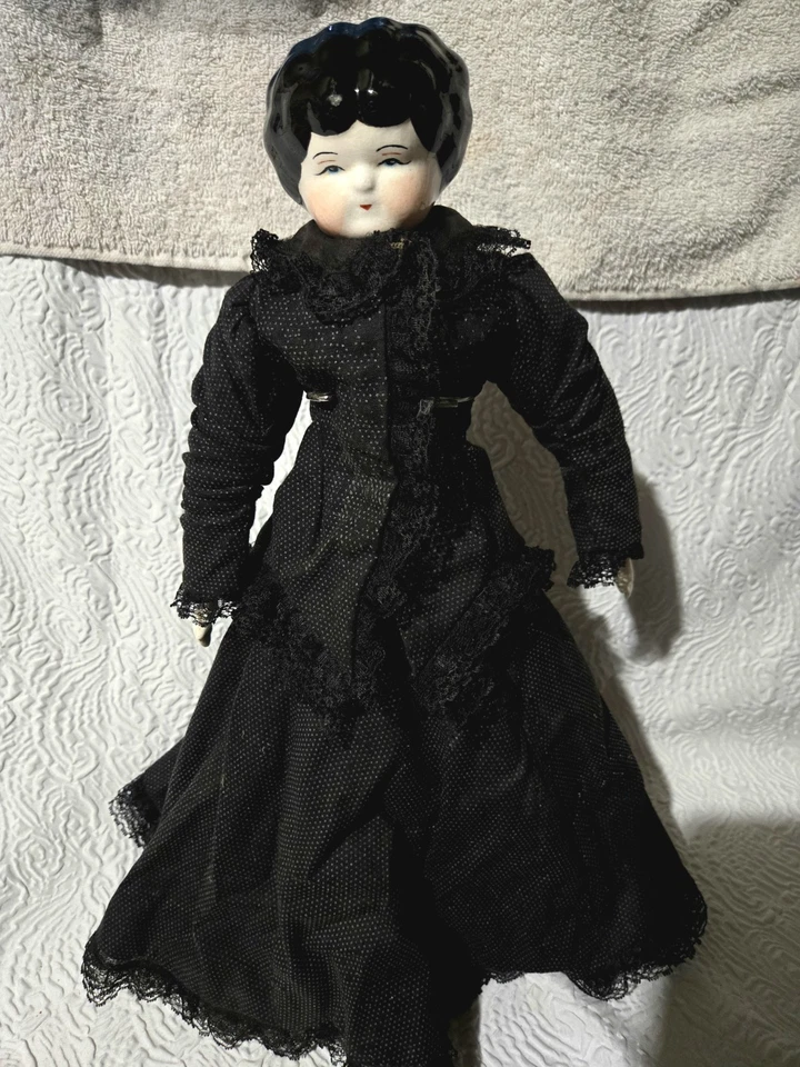 Muñeca Cabeza China 18 pulgadas con Vestido, Slip Pelo Moldeado Negro Foto 1 de 4