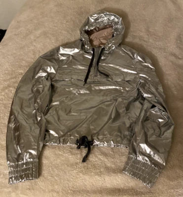 Chaqueta cortavientos H&M Coachella plateada con capucha media cremallera Anorak 8 EE. UU. 38 UE NUEVA SIN ETIQUETAS Foto 1 de 4