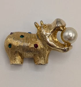Broche de hipopótamo Castlecliff vintage tono dorado pedrería imitación perla como está 1,5" - Imagen 1 de 15
