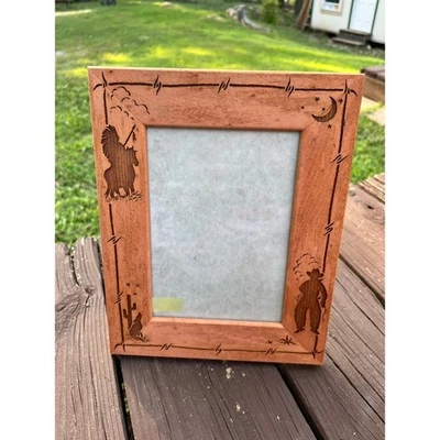 Marco de fotos Amerigo Western de madera cortada con láser 5x7 de la década de 1990 - vaquero y coyote Foto 1 de 4