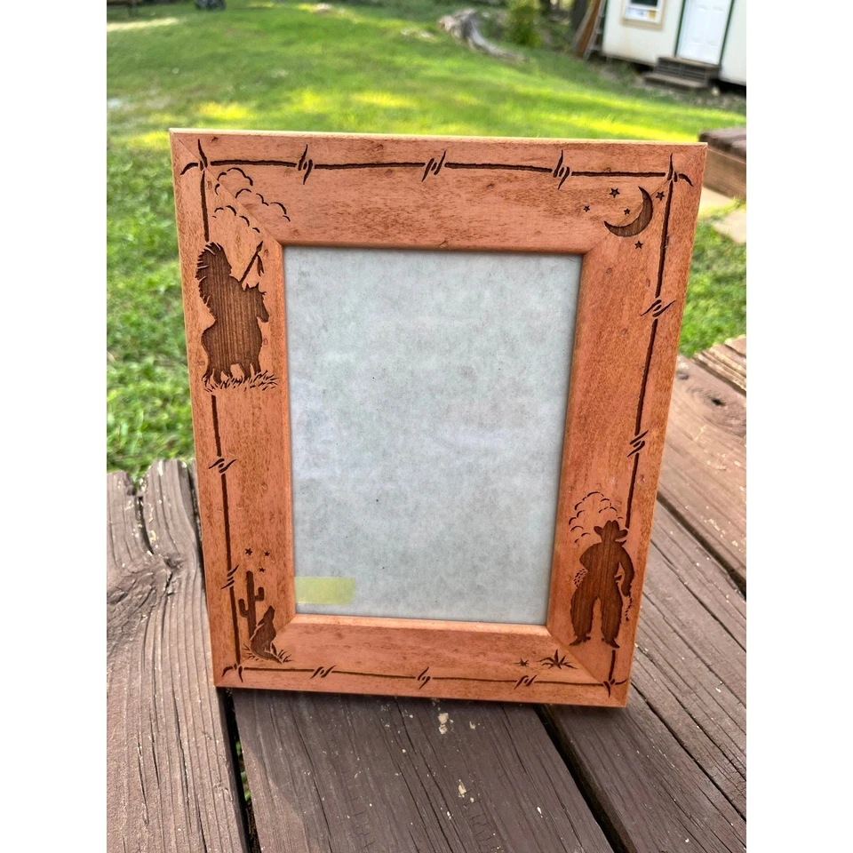 Marco de fotos Amerigo Western de madera cortada con láser 5x7 de la década de 1990 - vaquero y coyote Foto 1 de 4