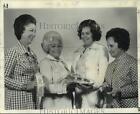 1974 Press Photo Mrs. Charles Hoffman and others show Garden Show prize