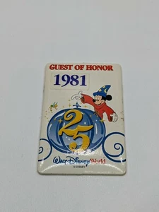 Insignia de pegatina vintage 1979 Walt Disney World 25 aniversario invitado de honor - Imagen 1 de 3