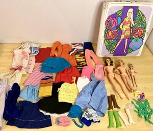 Vintage Barbie / andere Puppe mit Kleidung & Zubehör Konvolut im Puppenkoffer 60’er Jahre - Bild 1 von 17