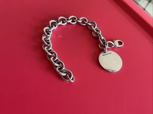 TIFFANY & CO. LIGHTLY MONOGRAMMED ROUND CHARM STERLING SILVER BRACELET 7.5" - Picture 1 of 14