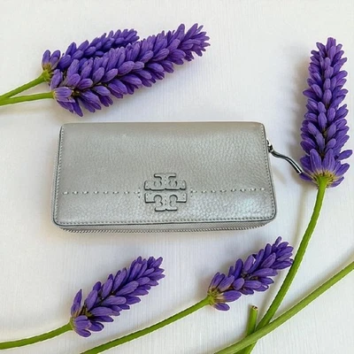 Cartera de viaje Tory Burch Mcgraw Continental con cremallera completa alrededor de cuero genuino gris Foto 1 de 4