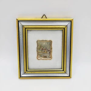 Quadro Vintage con Miniatura in Ceramica – Paesaggio Alpino – Cornice Decorata - Foto 1 di 3