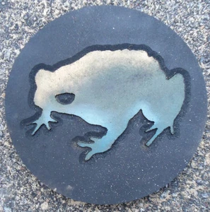 Frog plaque plastic mold plaster concrete cement mould 10" x 3/4" thick - Picture 1 of 1