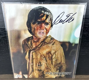 Oliver Robins Firmado Poltergeist 2019 Bam Box Certificado de Autenticidad Horror 8x10 Foto Certificado de Autenticidad - Imagen 1 de 6
