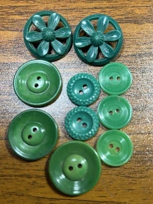Lote de 10 Botones Verdes 2 Agujeros y Vástago Redondos Plástico Floral Disco Círculos De Colección Foto 1 de 4