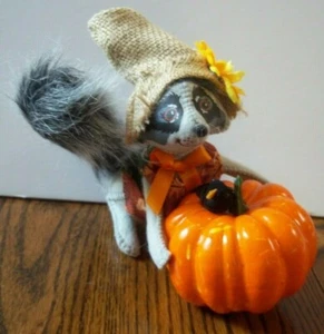Annalee Holiday Doll 2020 HARVESTING RACOON 6" - Picture 1 of 3