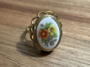 VTG 1970's AVON Floral Wildflower Porcelain Locket Ring Sz 7 Adustable W/ Spacer - Picture 1 of 7