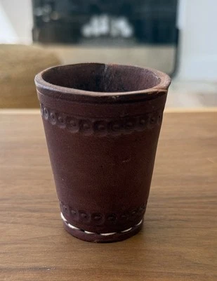 Copa coctelera de dados de cuero marrón oscuro vintage cosida y diseño de puntos Foto 1 de 4