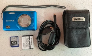 OLYMPUS D-715 (VG-140) 14 MP Digital Compact Camera Bundle - Picture 1 of 10
