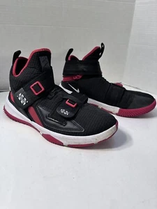 Lebron James Soldier 13 Nike Turnschuhe Jugend Größe 7 CJ1317-003 schwarz mit rotem Besatz - Bild 1 von 9