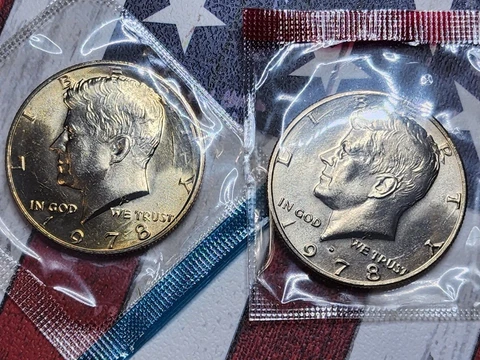 1978 P & D Kennedy Half Dollar Set (2 Coins) *MINT CELLO*  **FREE SHIPPING** Cover