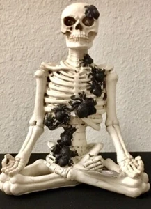NEU LED YOGA SKELETT, HALLOWEEN DEKOR MIT SPINNEN AUGEN LEUCHTEN, FARBE ÄNDERN - Bild 1 von 9