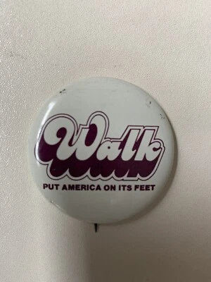 FAMOLARE Pinback/Botón 1977 WAL Pon a América en sus Pies Artículo Raro Foto 1 de 4