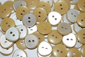 6 Stück ☆ 2 loch ☆ Knopf ☆ Beige / Dreieck ☆ 15 mm Glänzen ☆ Selten  ☆ - Bild 1 von 3