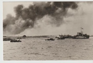 Royal Marines Commandos Land On Beach Echte Photo WWII postcard - Picture 1 of 2