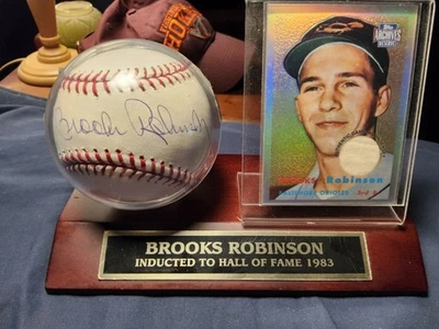 BROOKS ROBINSON AUTOGRAPH BALL HOF ENCAPSULATED PSA COA & 2001 TOPPS JERSEY CARD - Image 1 of 4