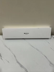 Apple Watch Series 3 38 mm boîtier en aluminium gris sidéral bracelet sport noir - Photo 1 sur 6