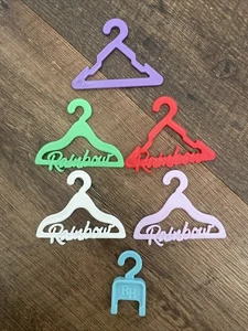 Rainbow High Puppen Deluxe Mode Schrank 6 Kleiderbügel Mehrfarbig - Bild 1 von 4