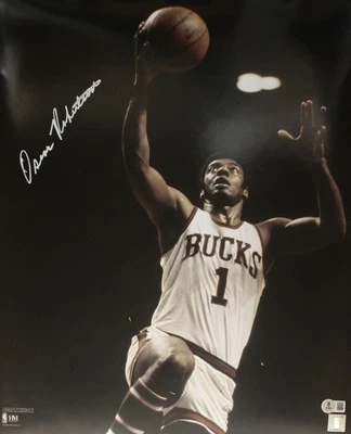 Foto autografiada por Oscar Robertson Milwaukee Bucks 16x20 Beckett Witness 50332 Foto 1 de 3